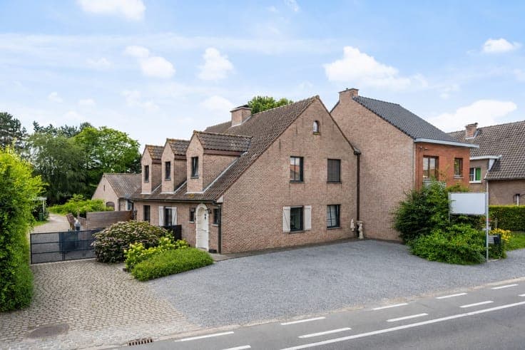 Ruime op te frissen gezinswoning met 4 slaapkamers, dubbe...