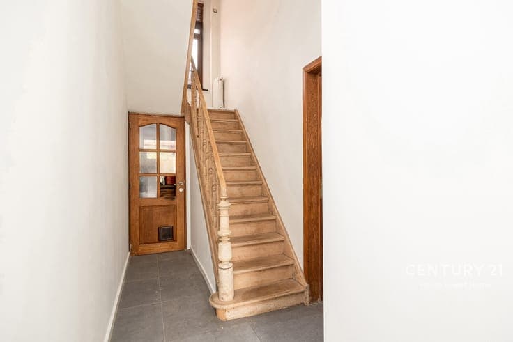 Fully renovated house with garden and terrace in central Vil