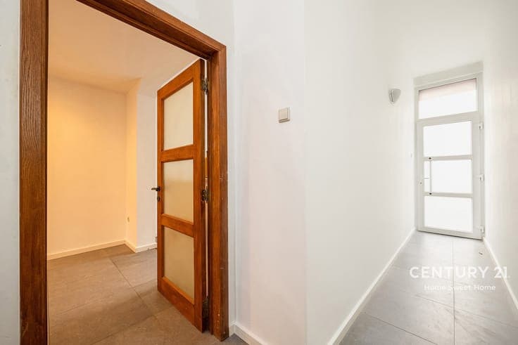 Fully renovated house with garden and terrace in central Vil