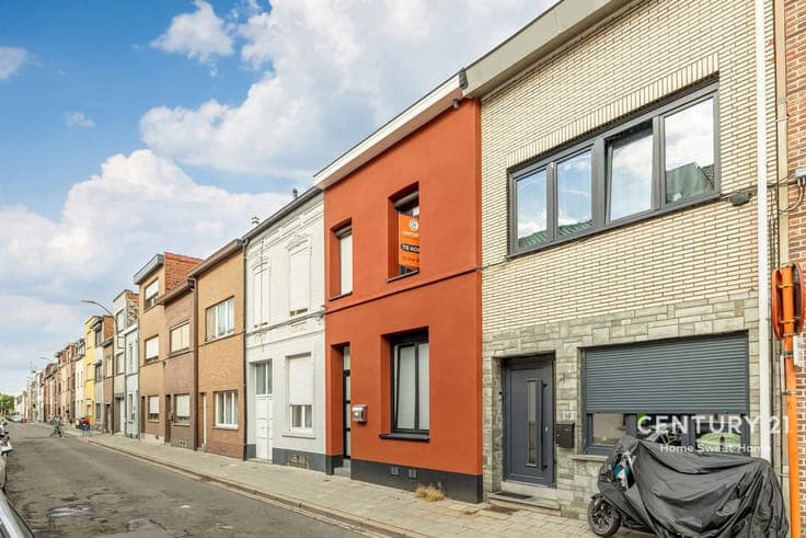Fully renovated house with garden and terrace in central Vil
