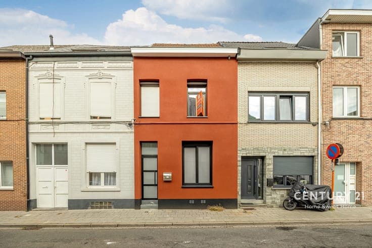 Fully renovated house with garden and terrace in central Vil