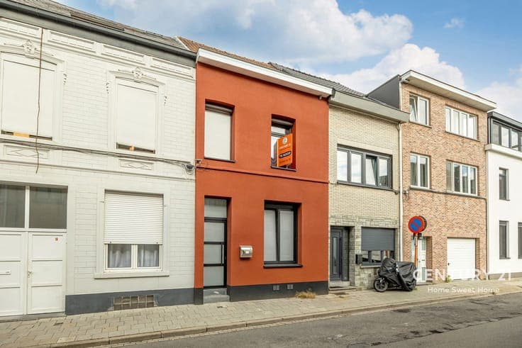 Fully renovated house with garden and terrace in central Vil