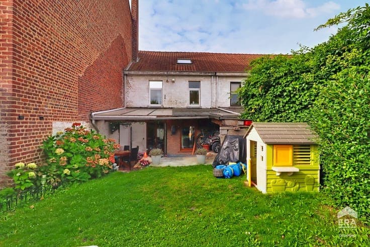4-BEDROOM HOUSE TO RENOVATE