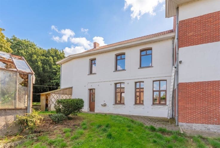 Villa 6 ch, partie professionnelle, 47 ares de terrain.
