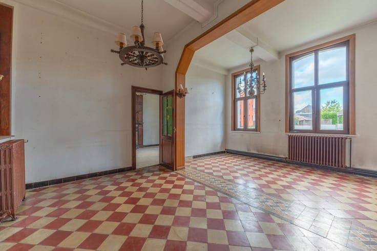 Villa 6 ch, partie professionnelle, 47 ares de terrain.