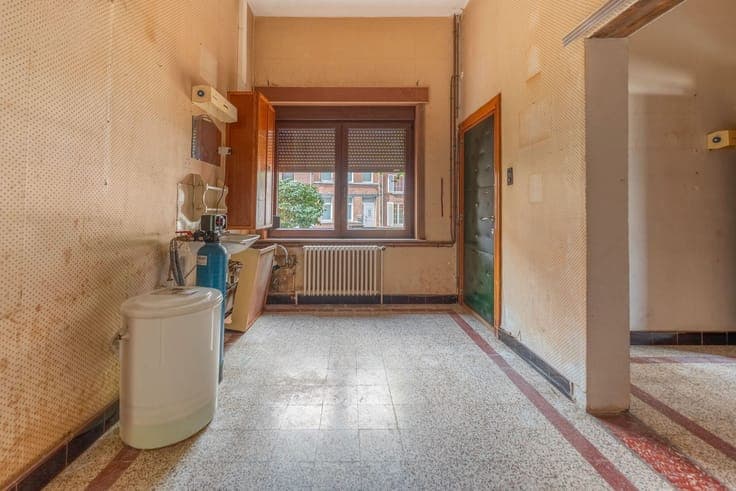 Villa 6 ch, partie professionnelle, 47 ares de terrain.