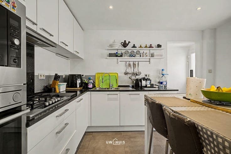 Renovated semi-detached house with 5 bedrooms and garage in