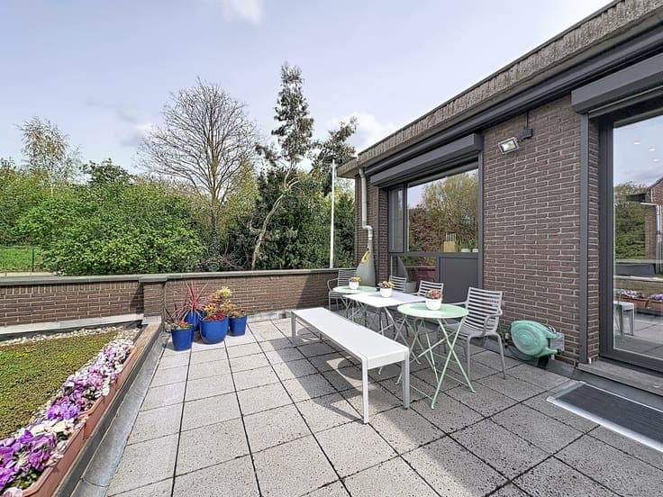 Bel-Etage with Ground Floor Workspace and 4 Large Garages