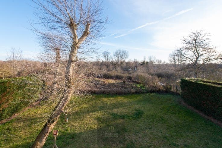 South-facing villa with 4 bedrooms overlooking a protecte...