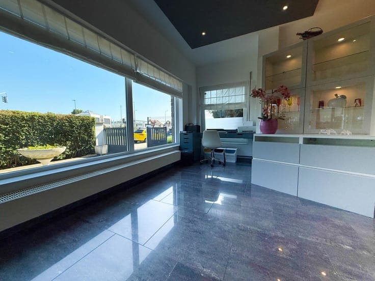 Charming 3-sided house a stone's throw from the centre of Za