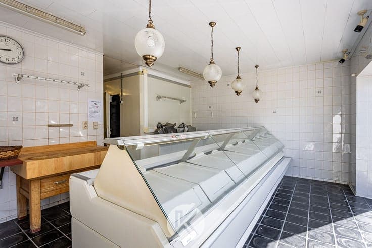 Veelzijdige eigendom met handelsruimte en bel-etagewoning