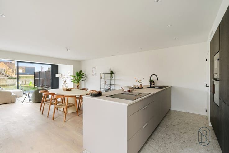 Top-location, high-quality new-build home, stylishly finishe