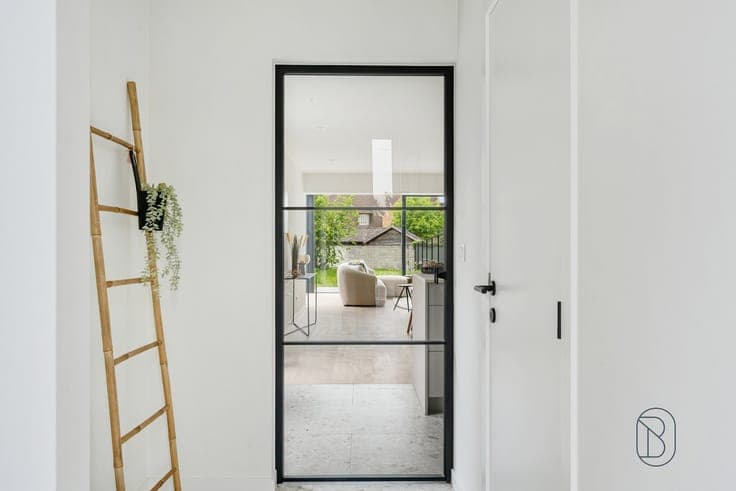 Top-location, high-quality new-build home, stylishly finishe