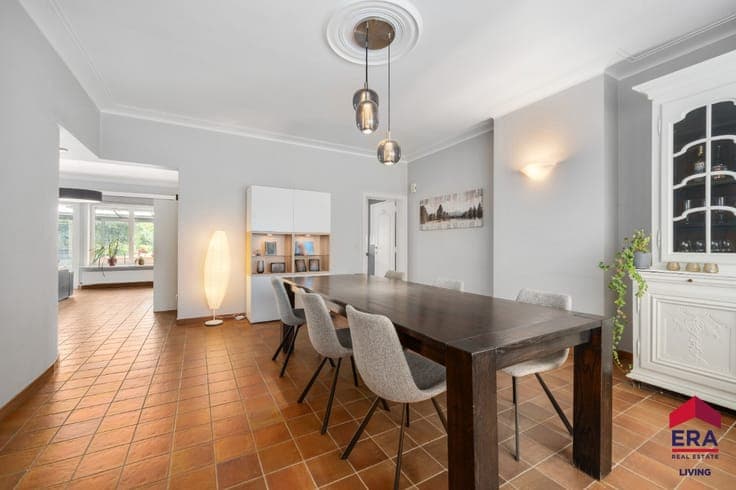 Elegant villa, 6 beds, 22-are plot & landscaped garden