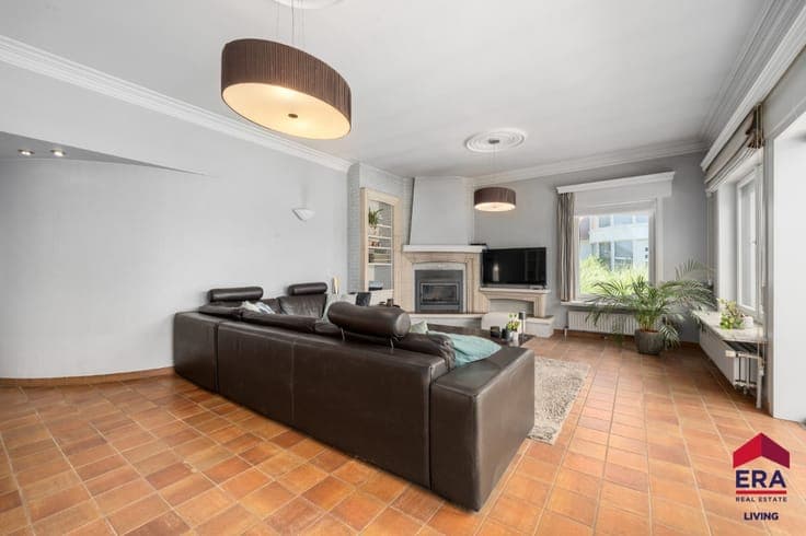 Elegant villa, 6 beds, 22-are plot & landscaped garden