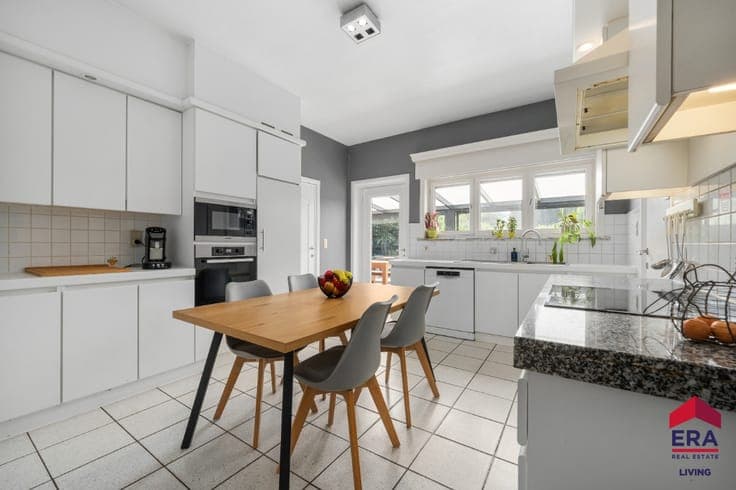 Elegant villa, 6 beds, 22-are plot & landscaped garden