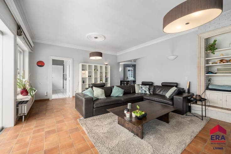 Elegant villa, 6 beds, 22-are plot & landscaped garden