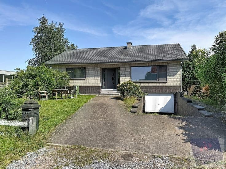 Gelijkvloerse open bebouwing met renovatiepotentieel op 1...