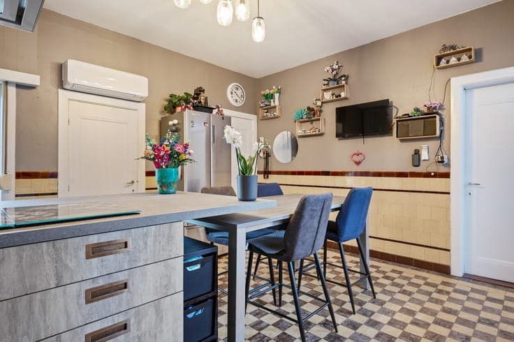 Authentieke woning met 4 slpkrs, loft en magazijn te O-L-...