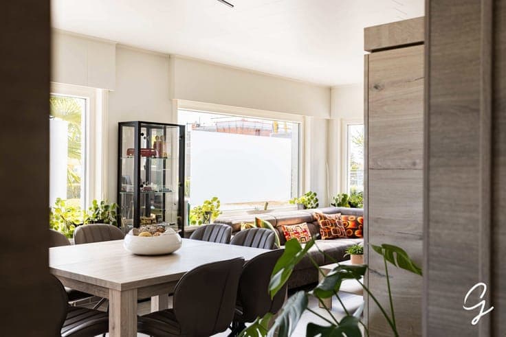 Modern, fully renovated bungalow with sunny garden