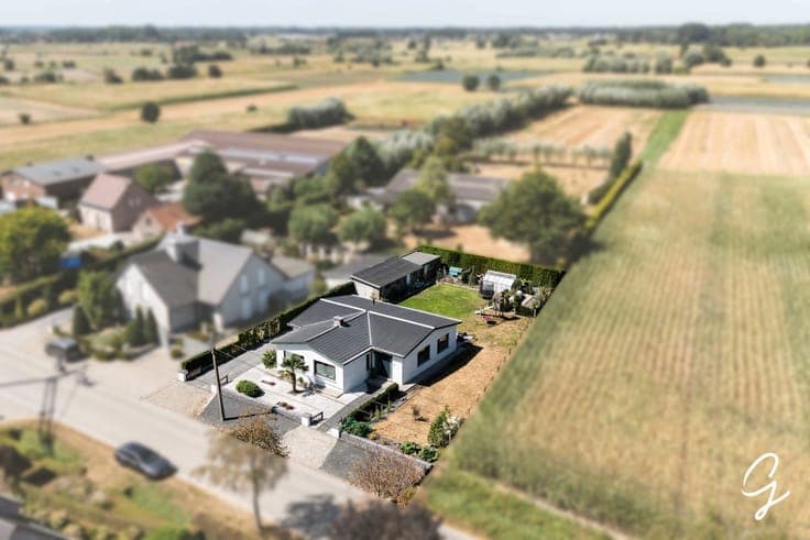 Modern, fully renovated bungalow with sunny garden