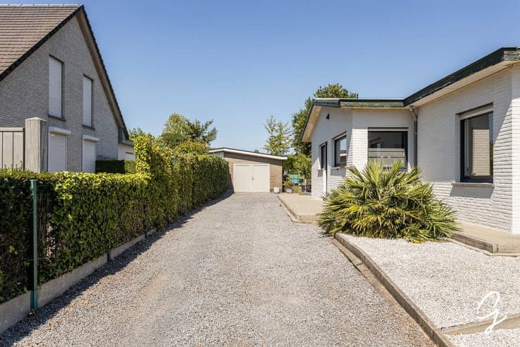 Modern, fully renovated bungalow with sunny garden