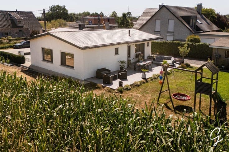 Modern, fully renovated bungalow with sunny garden