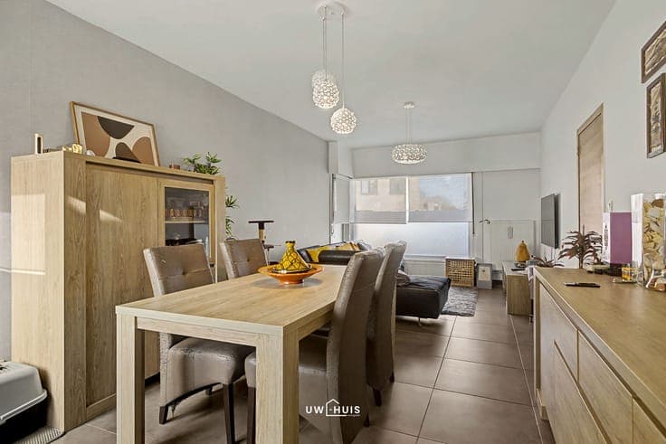 Renovated semi-detached house with 5 bedrooms and garage in