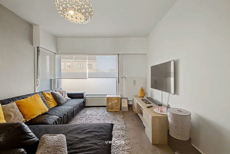Renovated semi-detached house with 5 bedrooms and garage in
