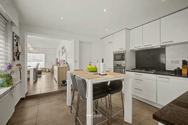 Renovated semi-detached house with 5 bedrooms and garage in