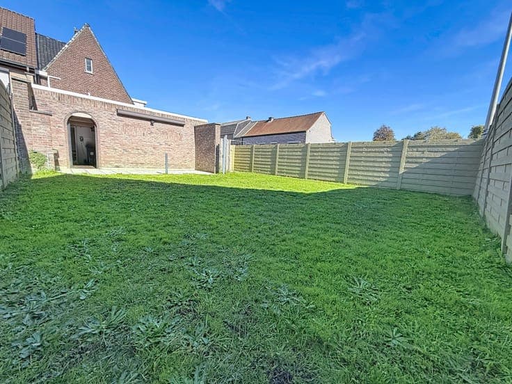 3-BEDROOM HOUSE WITH GARAGE AND GARDEN