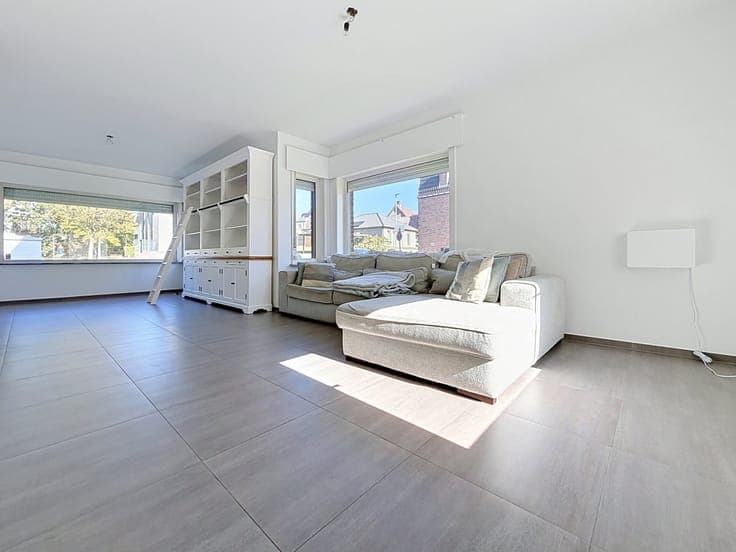 3-BEDROOM HOUSE WITH GARAGE AND GARDEN