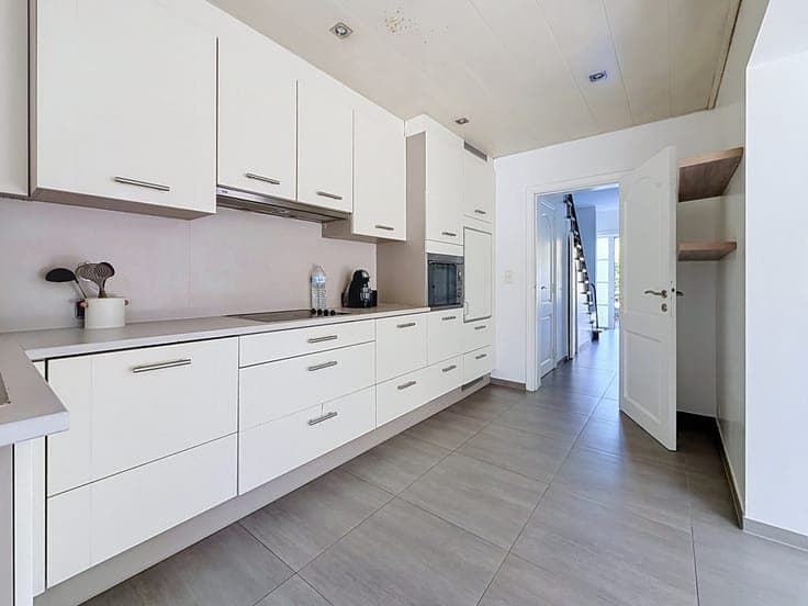 3-BEDROOM HOUSE WITH GARAGE AND GARDEN