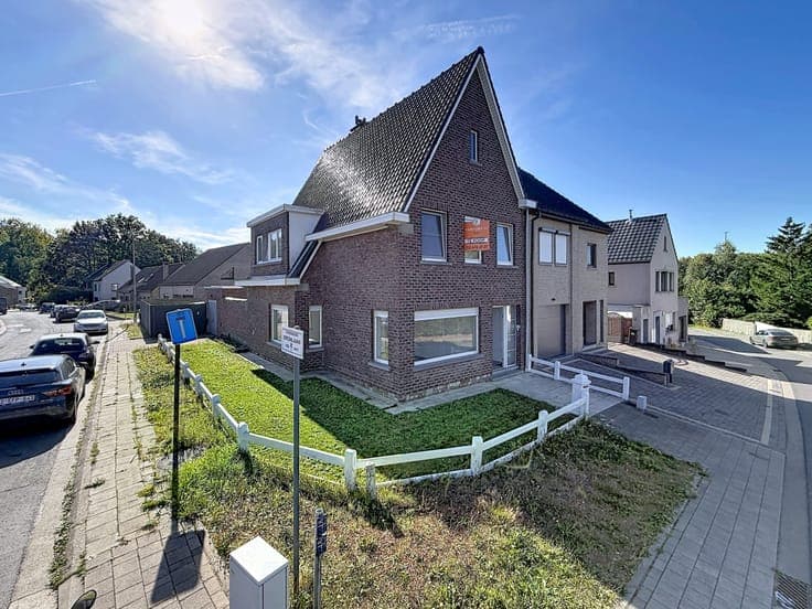 3-BEDROOM HOUSE WITH GARAGE AND GARDEN