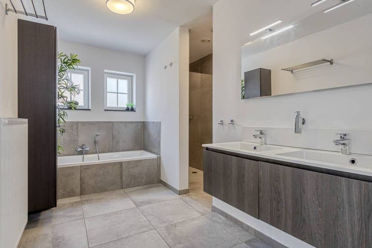 Ready to move in 4 bedroom family home in the center of Esse