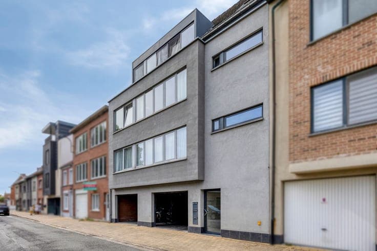 Opbrengsteigendom met 3 appartementen en autostaanplaatsen