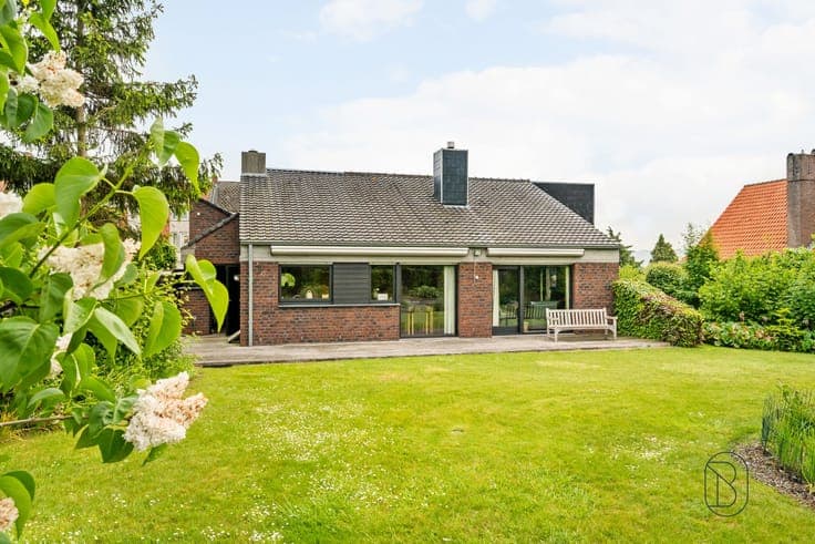 Spacious detached four-sided home with 3 bedrooms.
