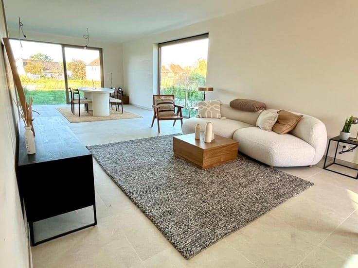 Spacious semi-detached house with 3 - 5 bedrooms, carport, g