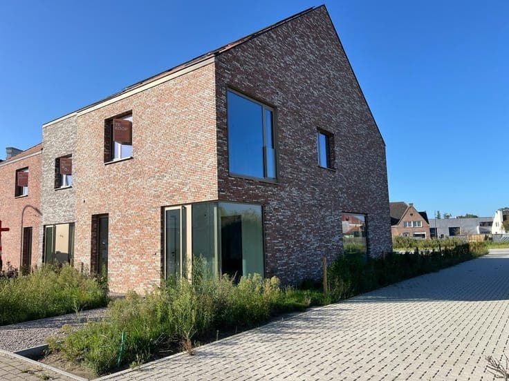 Spacious semi-detached house with 3 - 5 bedrooms, carport, g