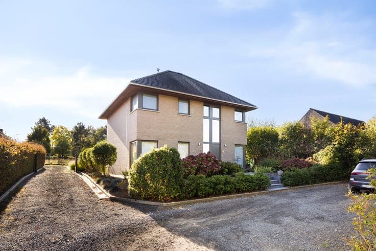 Ruime moderne woning aan de voet van de Kluisberg met pra...
