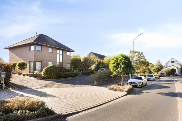 Ruime moderne woning aan de voet van de Kluisberg met pra...