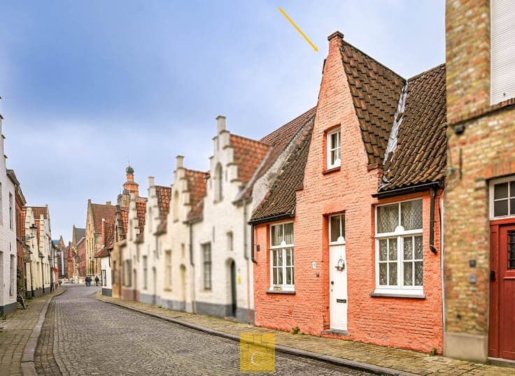 Brugs huis in de schaduw van Jeruzalemkerk, authentieke 1...