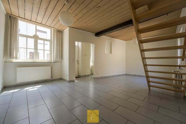 Brugs huis in de schaduw van Jeruzalemkerk, authentieke 1...