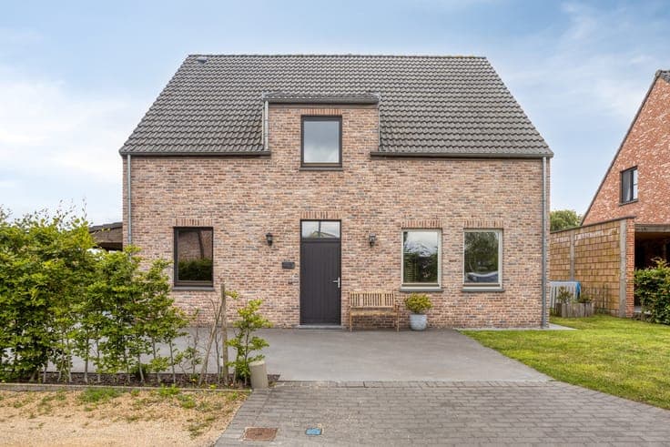 RESIDENTIEEL GELEGEN VILLA MET 4 SLPKS, 2 BADKS EN ZONNIG...