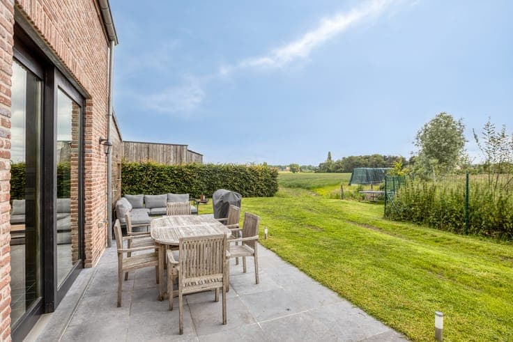 RESIDENTIEEL GELEGEN VILLA MET 4 SLPKS, 2 BADKS EN ZONNIG...