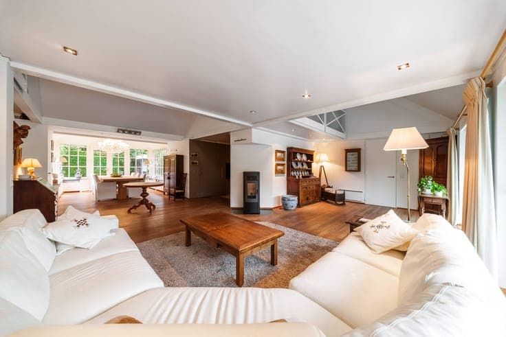 Villa with swimming pool for sale in the residential distric