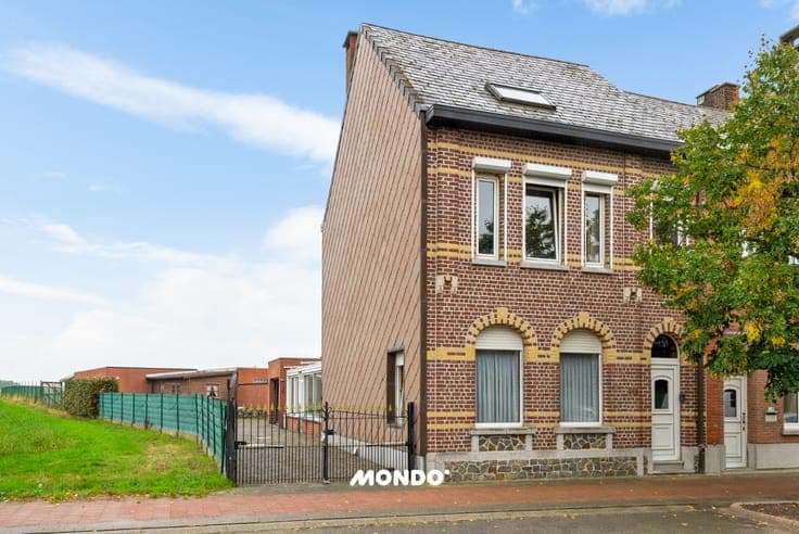 To be renovated semi-detached house with driveway, garage &