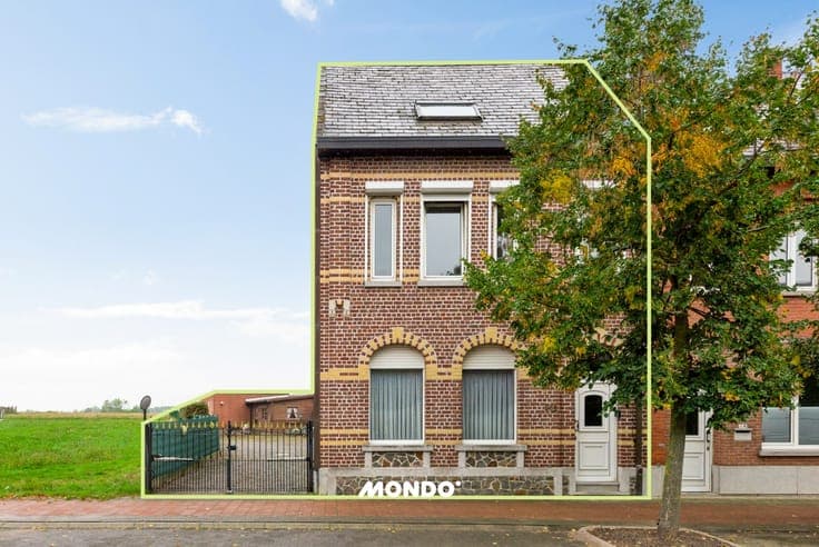 To be renovated semi-detached house with driveway, garage &