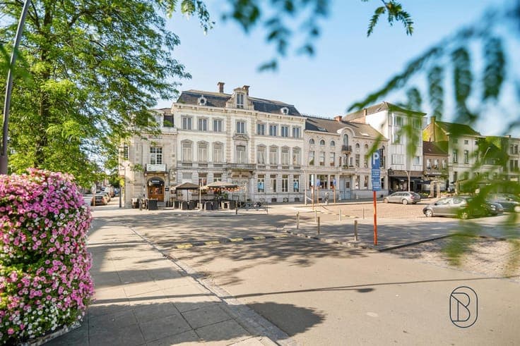 Stately mansion (1,000 m²) on the Markt in Ronse