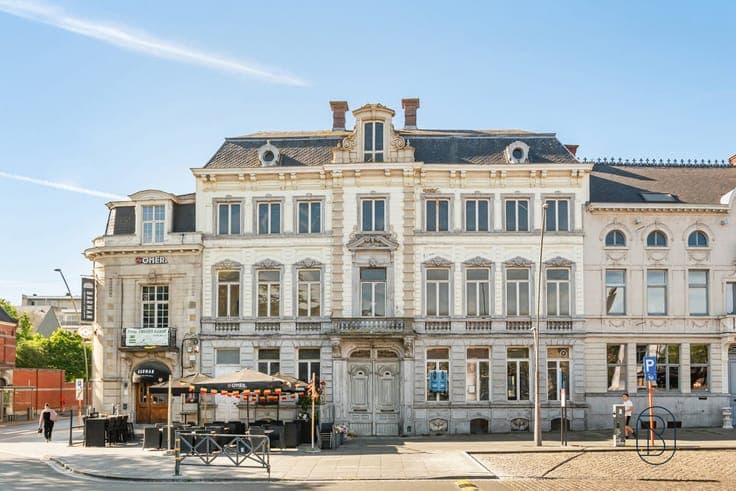 Stately mansion (1,000 m²) on the Markt in Ronse